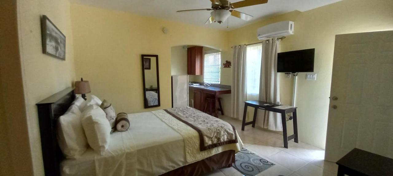 Modrians Bed and Breakfast Runaway Bay Exteriör bild