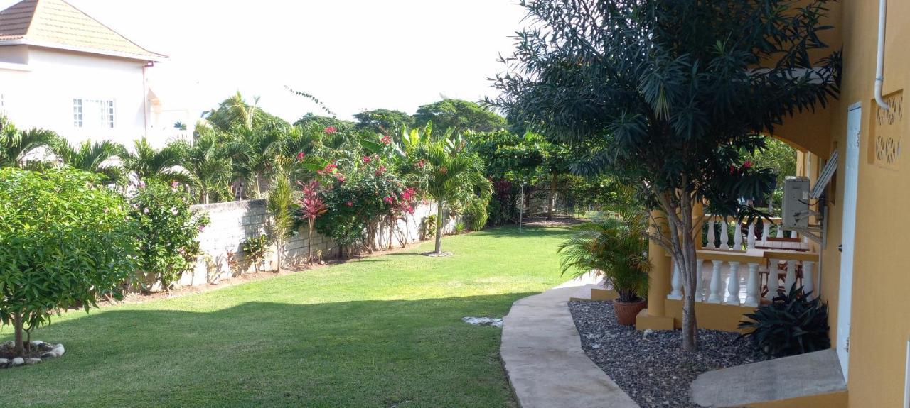 Modrians Bed and Breakfast Runaway Bay Exteriör bild